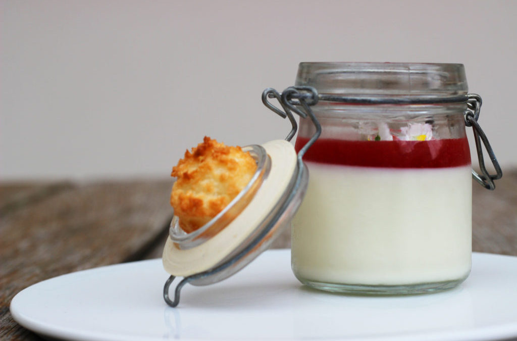 Bezinková Panna cotta s jahodami a kokoskou
