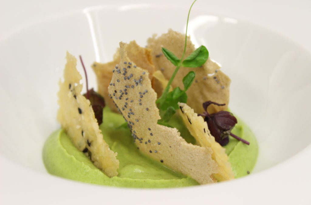 Brokolicové pyré s kváskovými chipsy