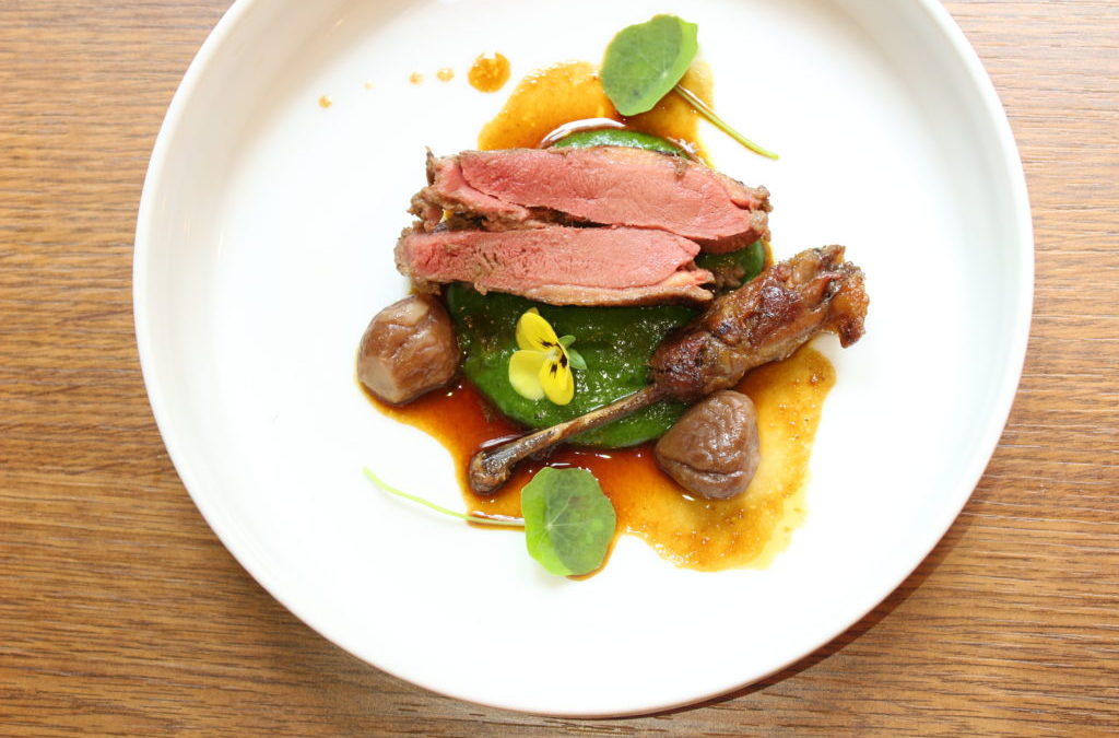 Holub, pyré z medvědího česneku, jedlé kaštany