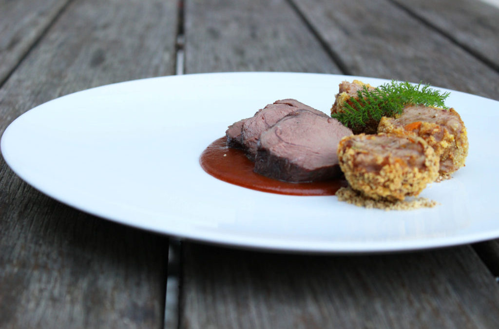 Jelení kýta sous vide, šípková omáčka, kroketa z brambor, pohanky a lněného semínka, vlašské ořechy s lahůdkovým droždím