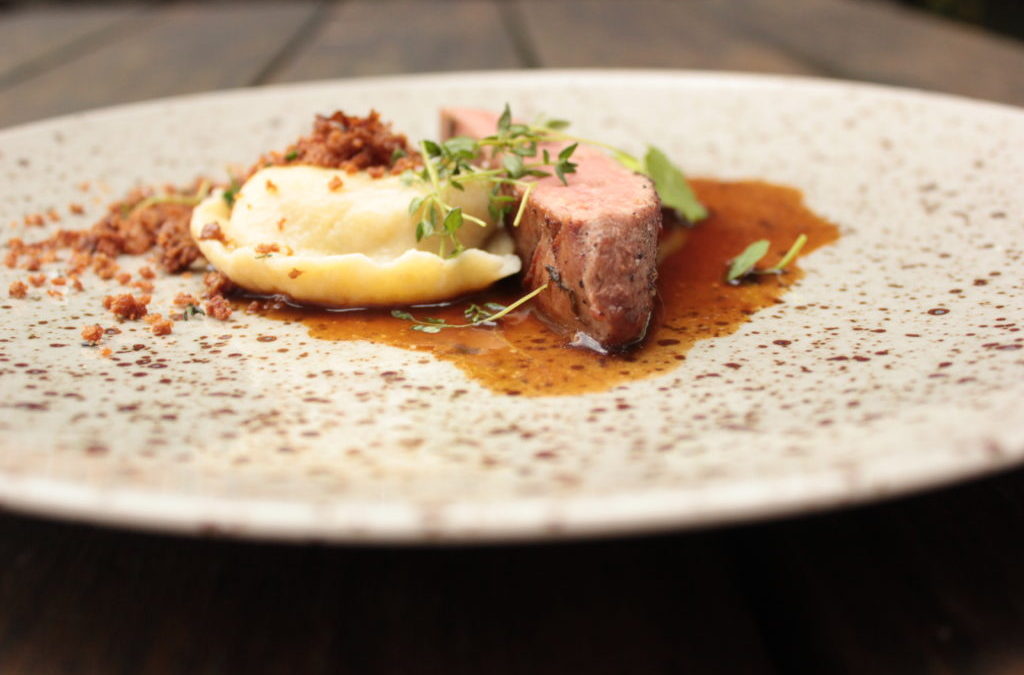 Kachní prso sous vide, bramborová raviola s kysaným zelím