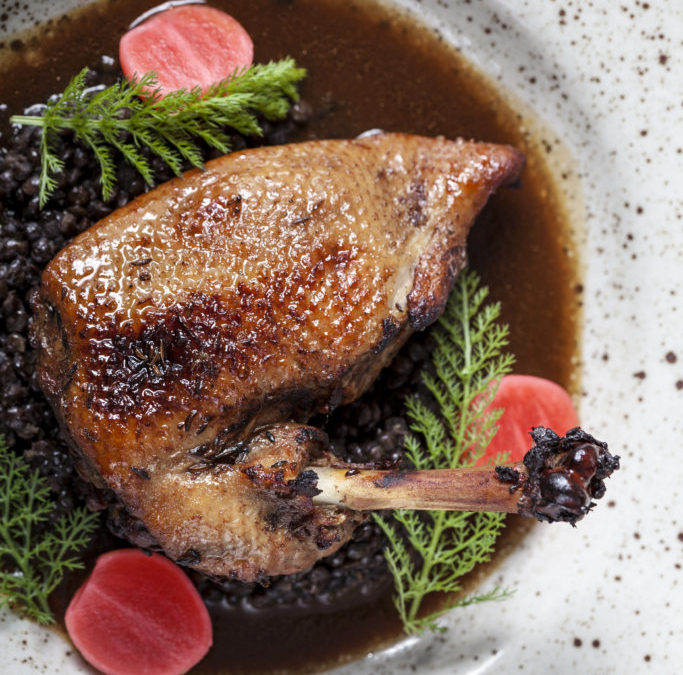 Kachna, čočka beluga, fermentovaná ředkvička