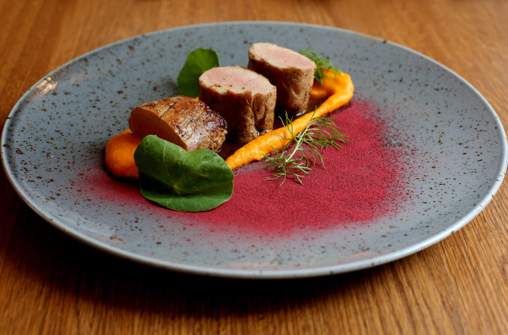 Vepřová panenka, mrkvové pyré, pudr z červené řepy