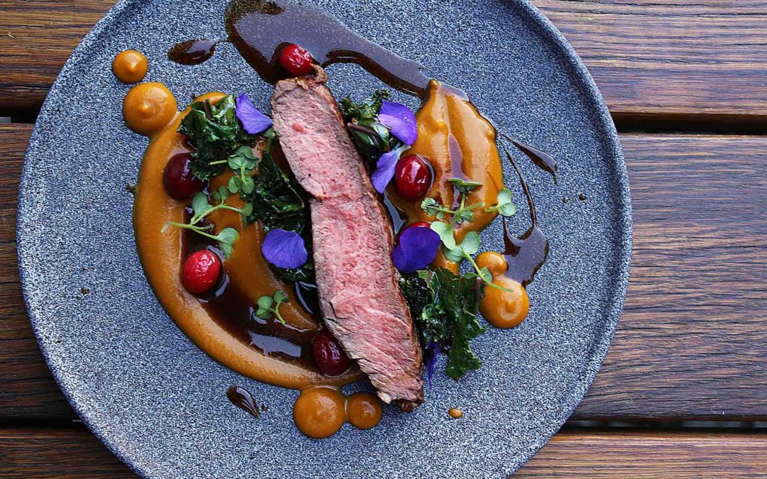 Rib Eye steak, dýně, kadeřávek, divoká brusinka