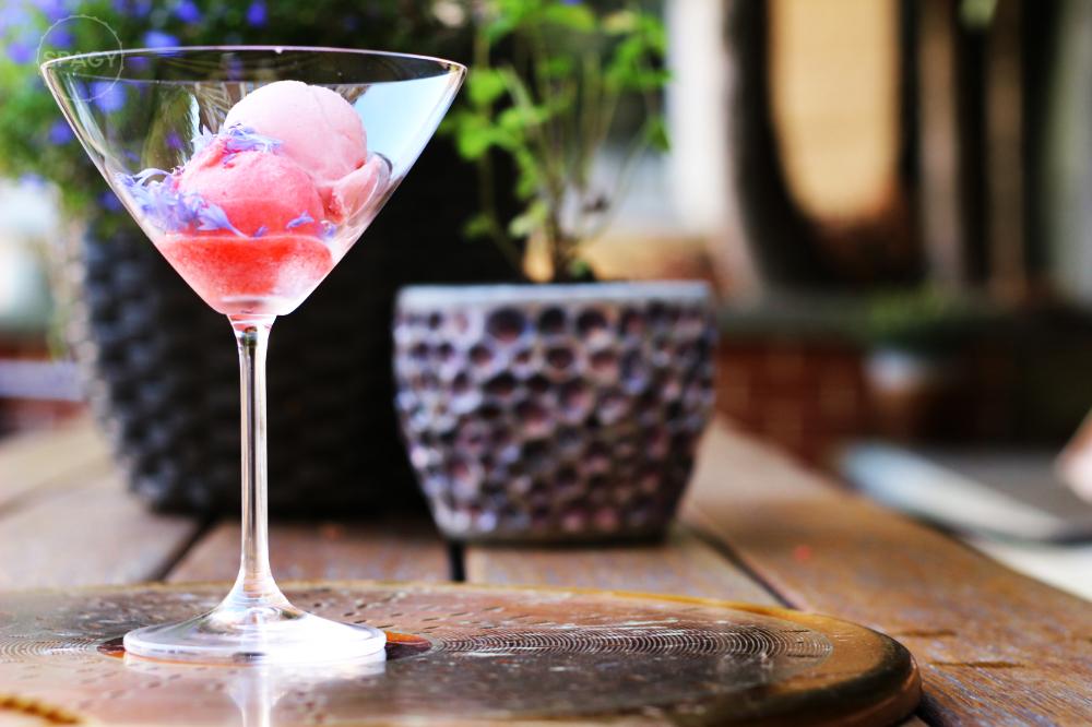 Zmrzlina z hnědého másla, jahodová zmrzlina a mrkvový sorbet.