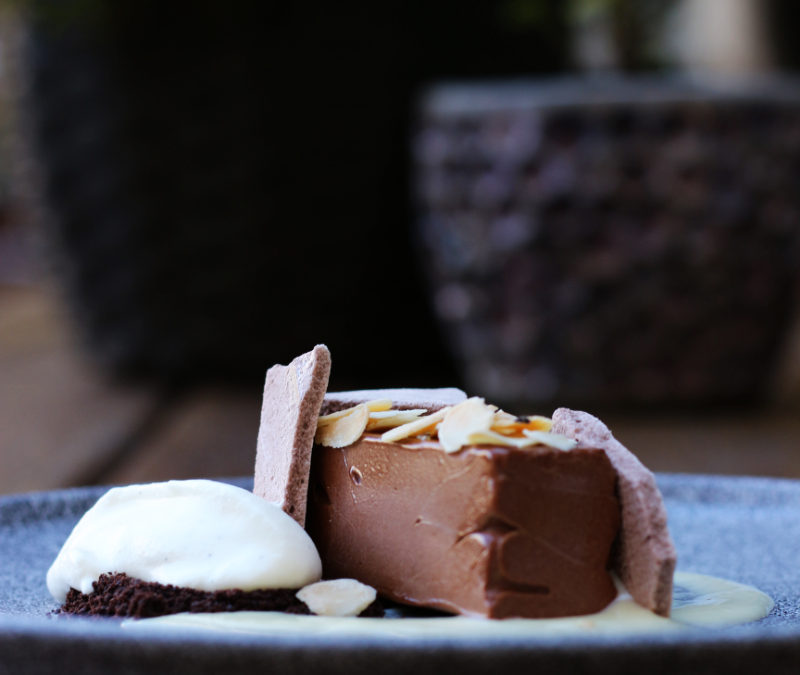 Čokoládové pavé, vanilkový krém s bílou čokoládou a slaný karamel