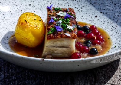 Vepřový bok, omáčka s 3 druhy rybízu, brambor