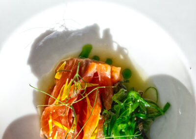 marinovaný losos, wakame salát