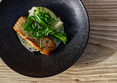 losos, jarní cibulka, bramborové pyré