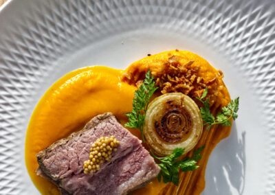 Brisket, mrkev, batáty, cibule