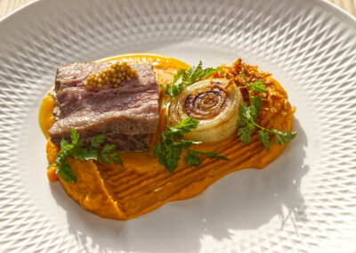 Brisket, mrkvové pyré s meruňkami, batátová omáčka, cibule