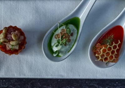 1, Tartar v Pie Tee 2. Rajčatový kaviár s labneh 3. Gravelax a redukce z červených paprik