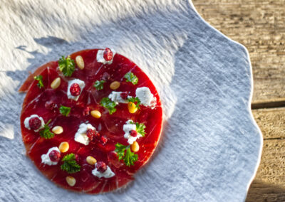 jamón, kozí sýr, rybíz, pinie