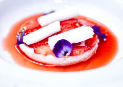 jogurtový mousse s bezem a jahodami, jahodové consommé, meringue